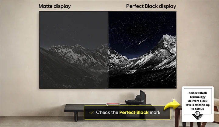 Гостиная с закрепленным на стене LG OLED TV. На телевизоре изображение горного массива на фоне вечернего темного неба со звездами. Изображение разделено пополам. На одной стороне изображения — затемненная сероватая версия пейзажа под названием «Матовый дисплей». На другой — более эстетичная картинка с более широким диапазоном черного и белого. Название — «Идеальный черный дисплей». Также представлен сертификат логотипа: «Технология «Идеальный черный» обеспечивает уровень черного как минимум 0,24 нит до 500 Лк». Рядом облачко с текстом: «Проверьте знак качества «Идеальный черный»». 