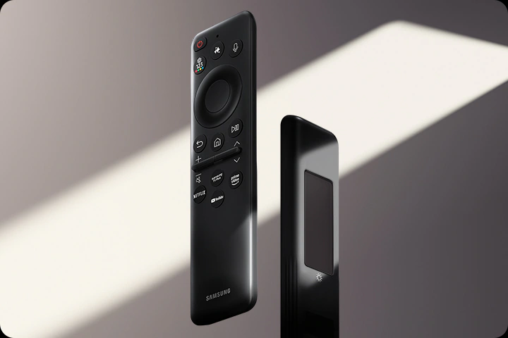 Крупный план передней и задней сторон пульта Solar Cell Remote. Кнопки расположены спереди, а сзади видна солнечная панель.